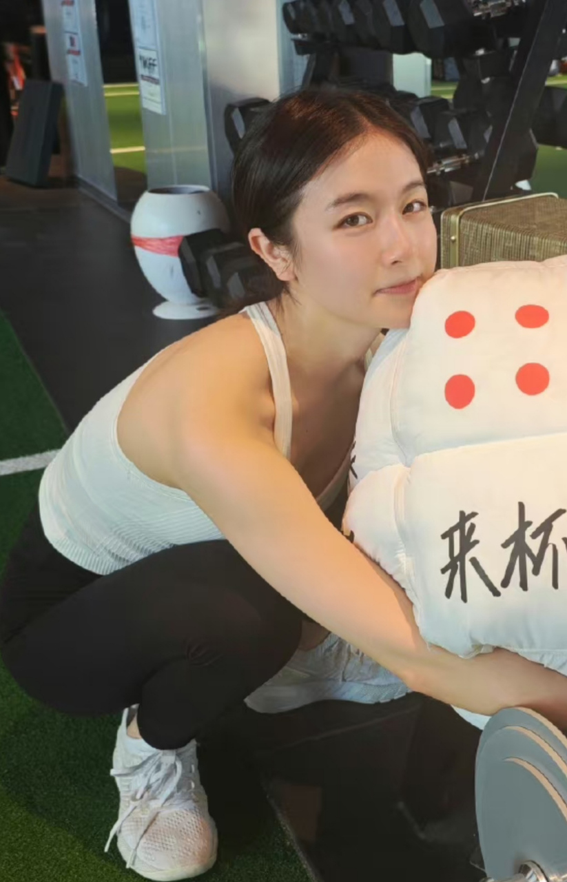 李兰迪在健身房自拍太可爱,运动累了抱着靠枕卖萌,表情很委屈,别人