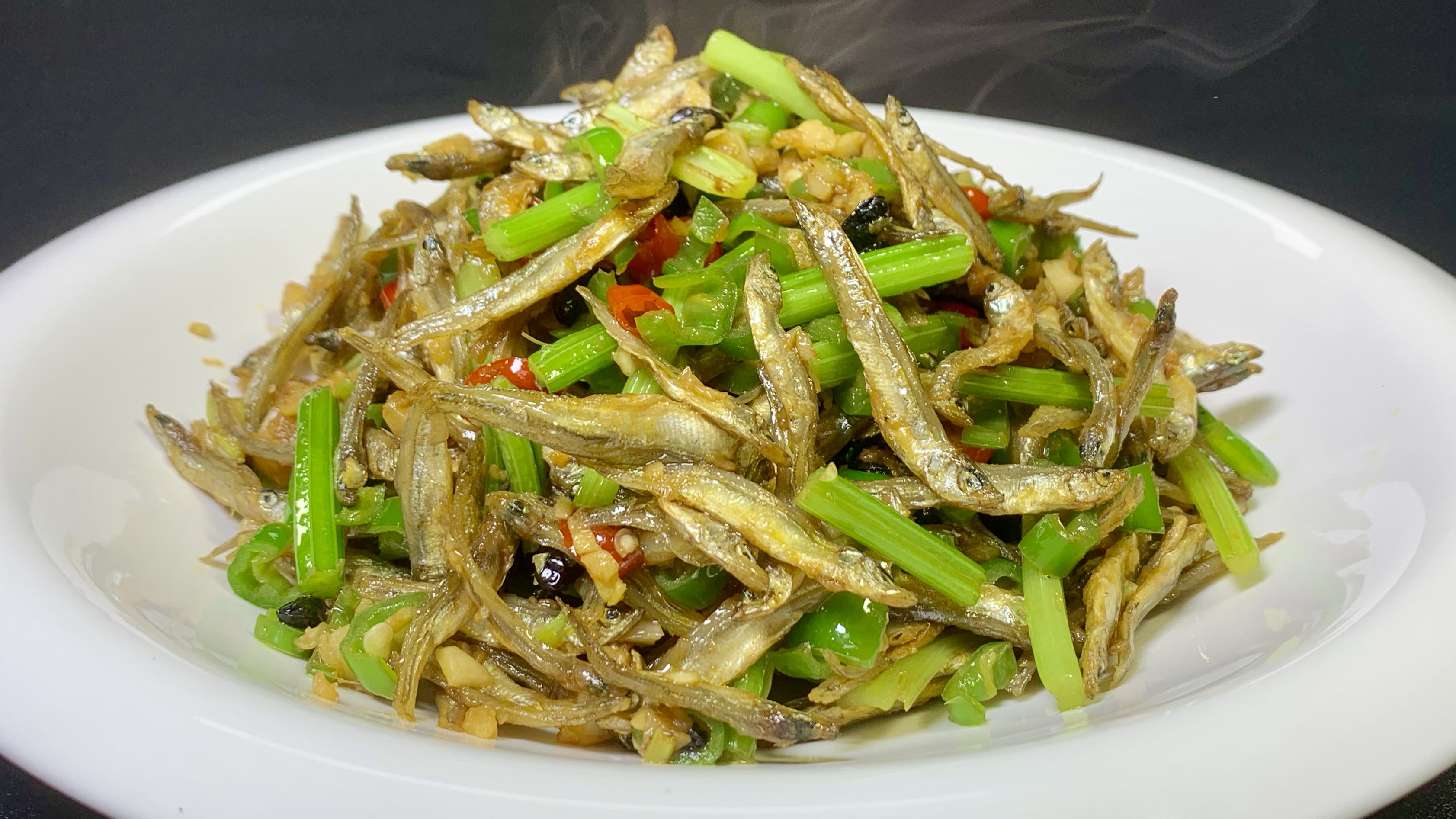 小鱼干好吃又简单的做法，比大鱼还受欢迎，一上桌都抢着吃