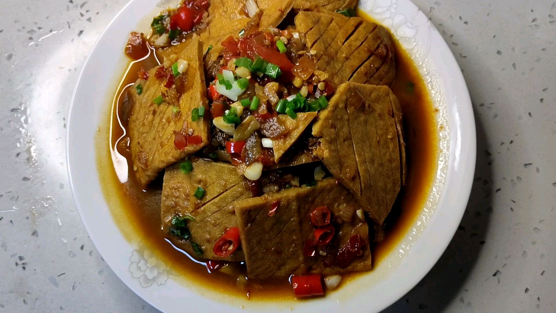 豆腐干别再炒丝了,这么做入味有嚼劲,下饭又好吃