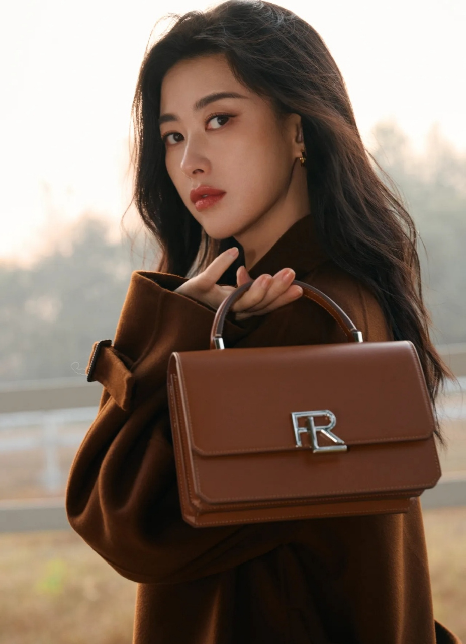 朱珠,除了漂亮,还是漂亮 特别是这一次的穿搭 有一种一叶知秋的美感