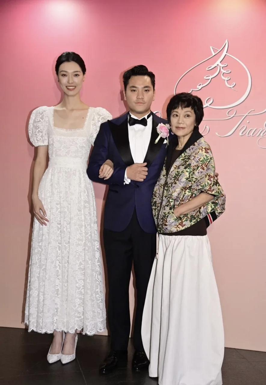 影后张艾嘉与香港富商王靖雄32岁独子王令尘(oscar),今日在尖沙嘴一家