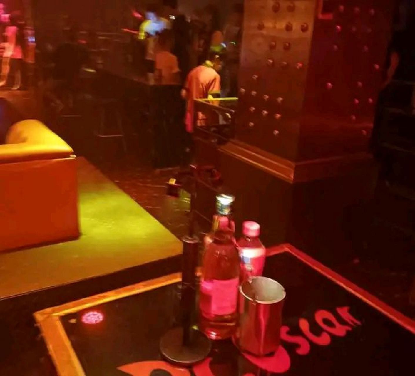 在浙江杭州,三个女子在 ktv 消费并点了一位男模陪酒,度过了一个通宵.