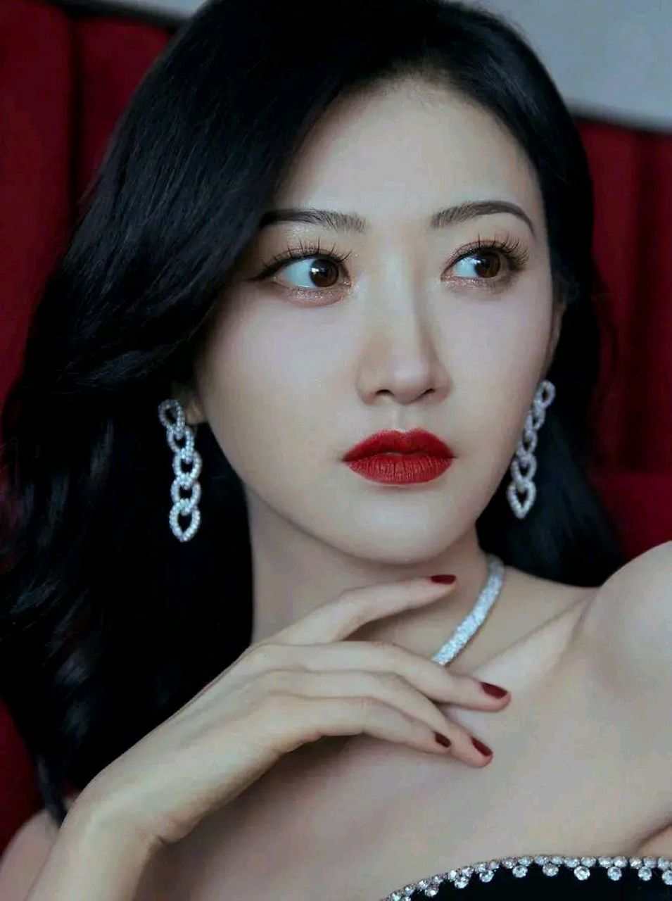 景甜身穿黑色抹胸连衣裙,露出雪白的肌肤和惹眼的红唇.