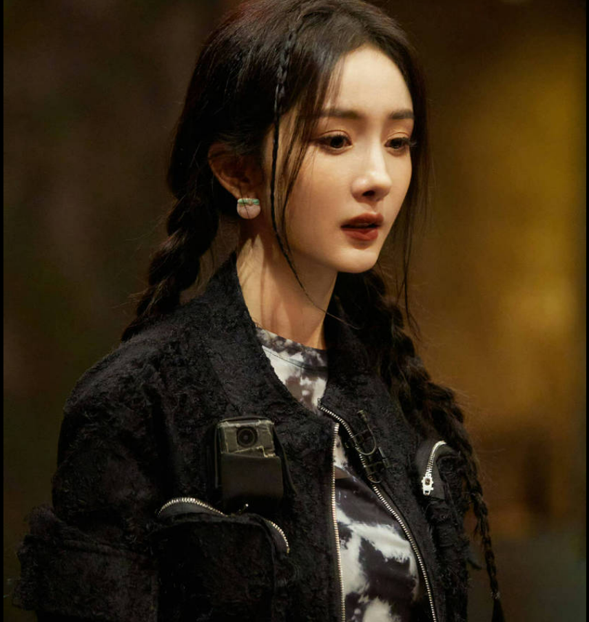 杨幂密室大逃脱带蓝色彼岸花,解谜游戏中展现综艺女王风范