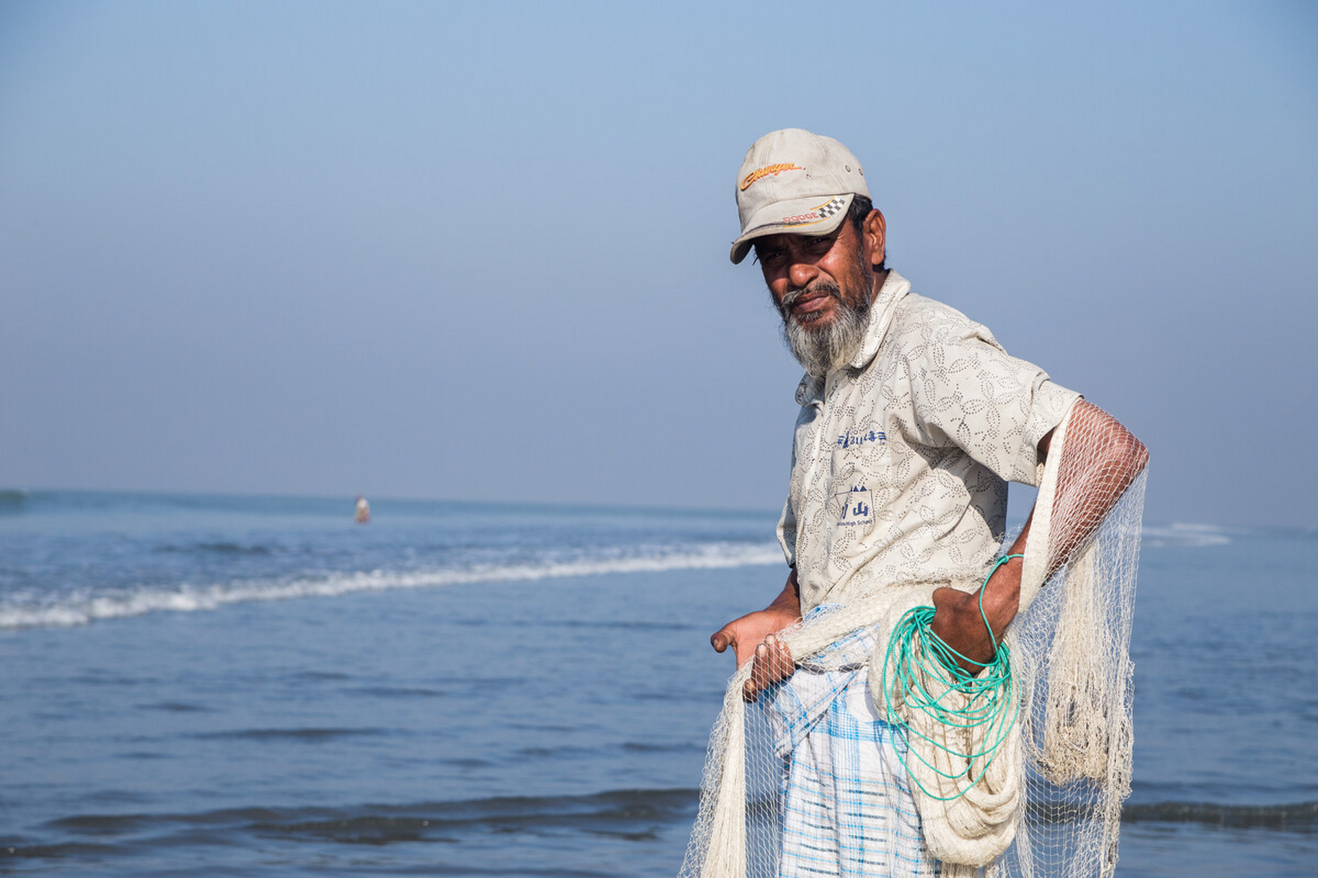 聪明的小渔夫  从前,有一个小渔村,村子里住着许多勤劳的渔民.
