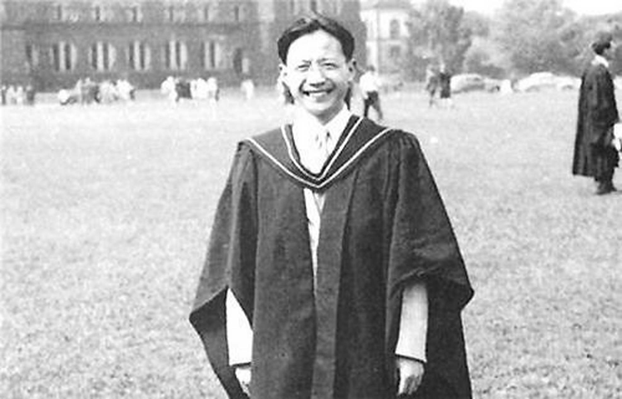 钱伟长出生于江苏省无锡县一个诗书家庭,16岁那年,他的父亲病逝,之后