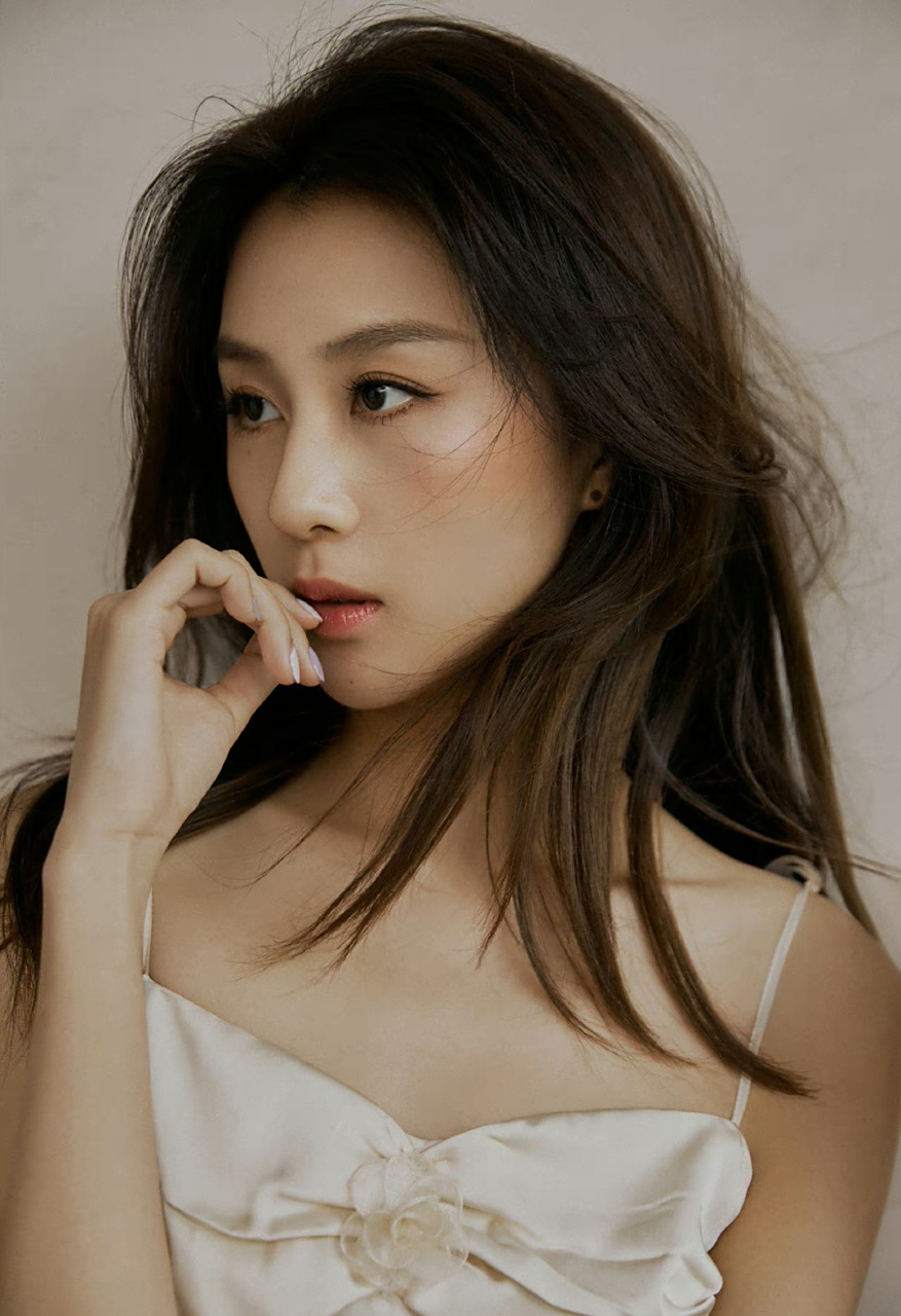 夏楠# 一袭白色吊带睡裙,肤白貌美的容颜,窈窕曼妙的身材,白皙细嫩的