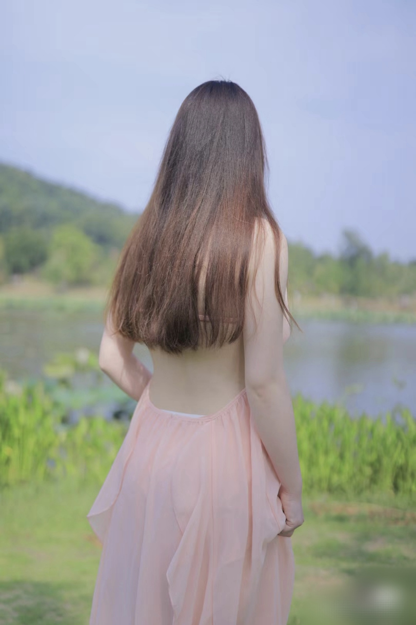 小姐姐背影很迷人