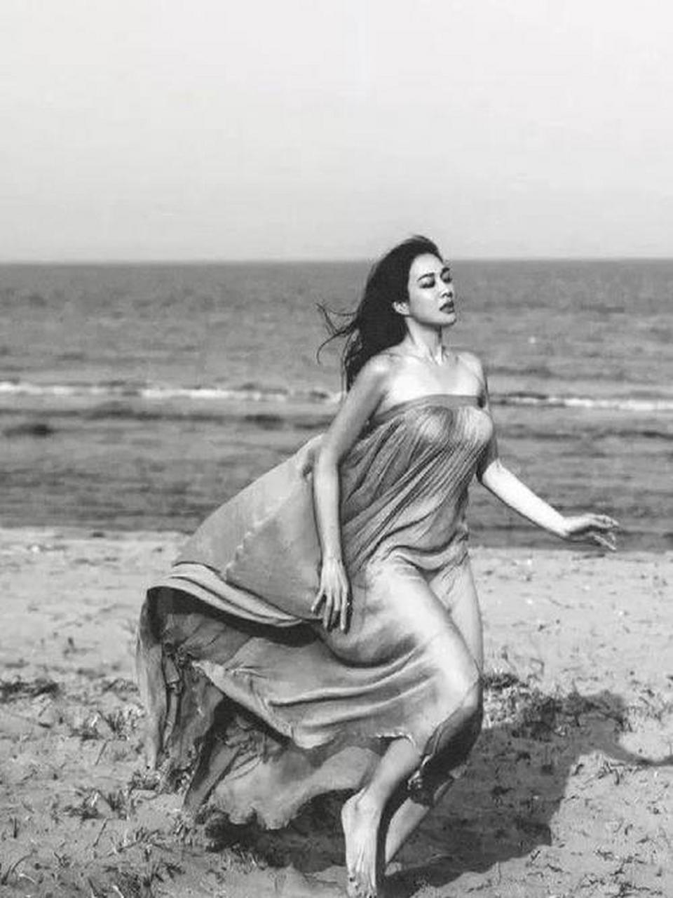 这是一张钟丽缇二十年前在海边奔跑的照片,那时的她真是光芒四射,充满