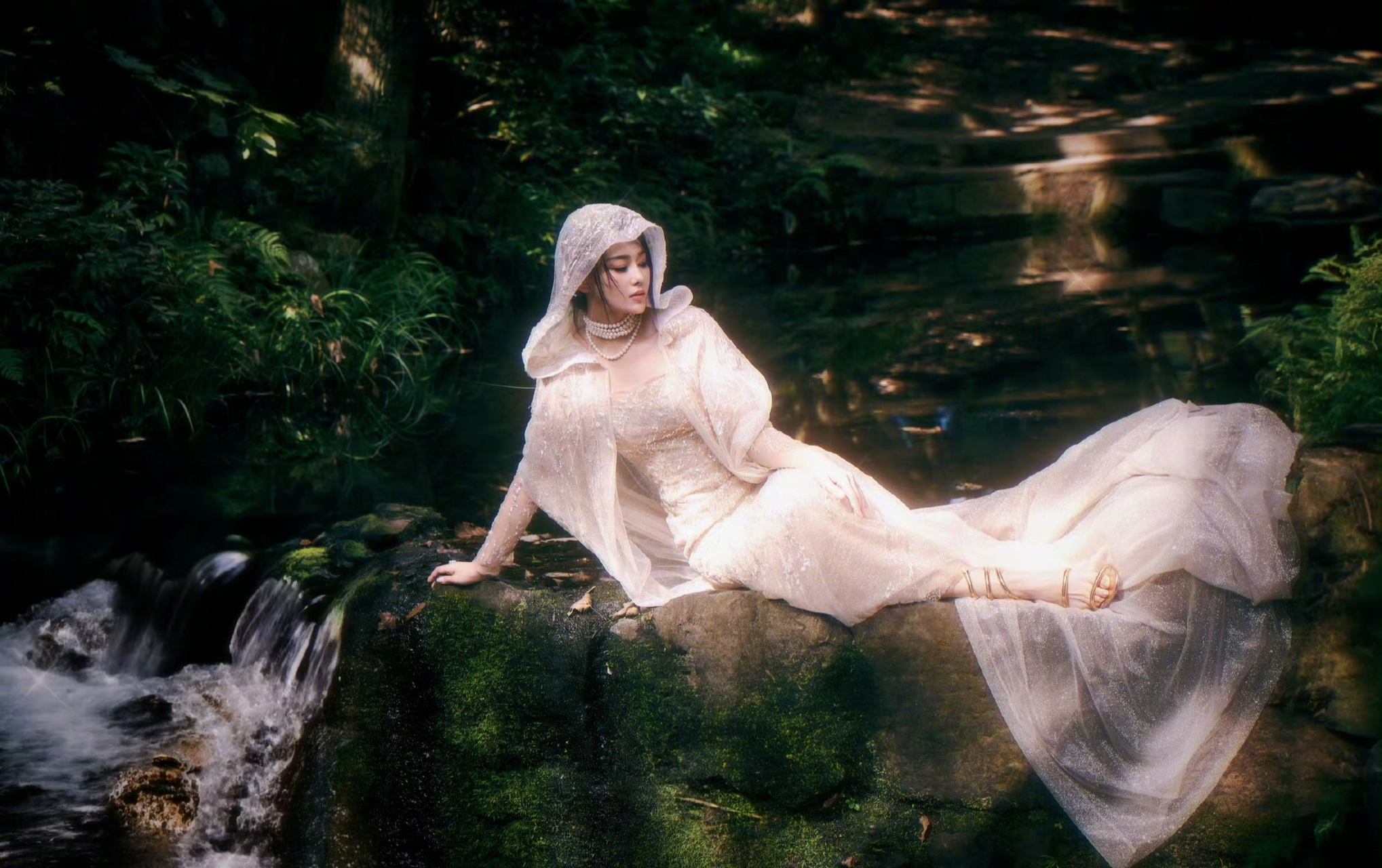 喜欢这一身琉璃版的幻彩犹如女神降临,自带光环.