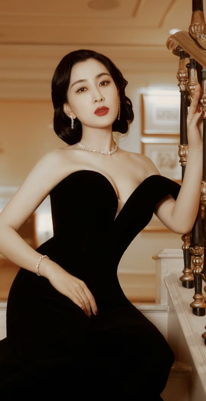 马苏复古名伶造型,抹胸黑色长裙,优雅明艳,大气迷人!