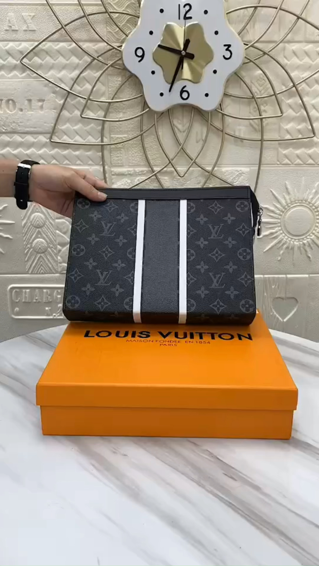 lv男士手拿包出门回头率百分百