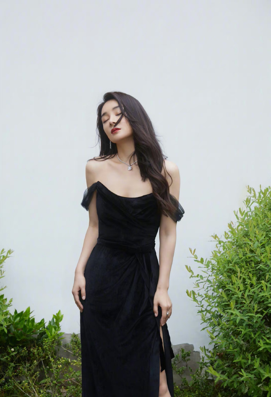 袁姗姗# 一袭黑色抹胸溜肩礼裙,肤白貌美的容颜,青春妩媚;窈窕曼妙的