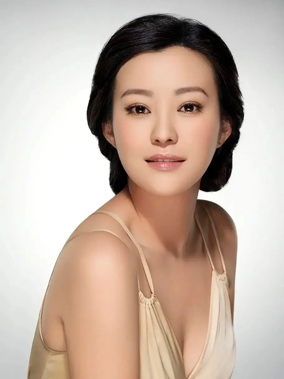 郝蕾年轻时也是倾国倾城