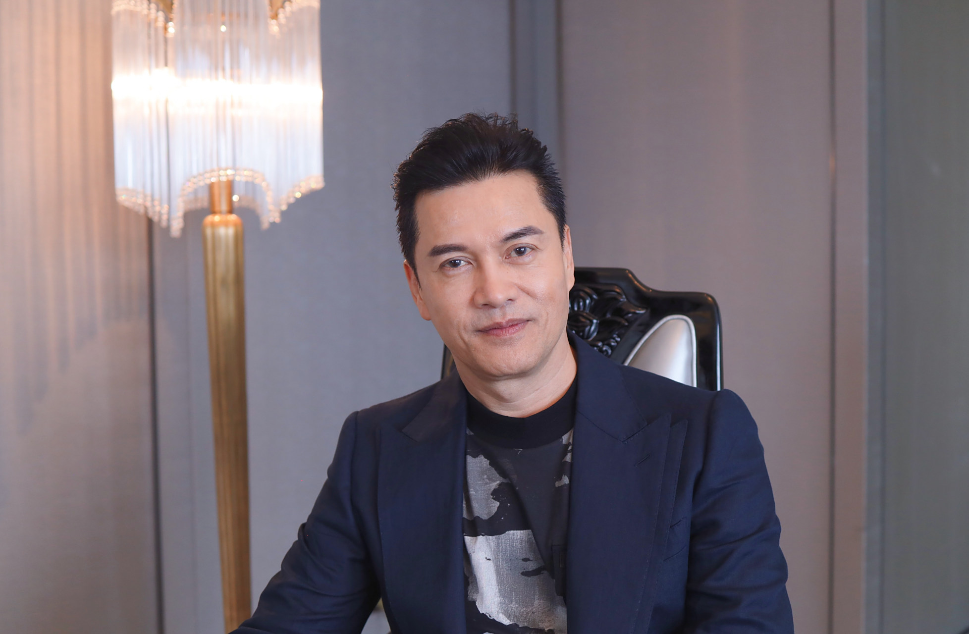 吕良伟的保养功效真的是成精了,在他年轻时和那些高大帅气的大帅哥