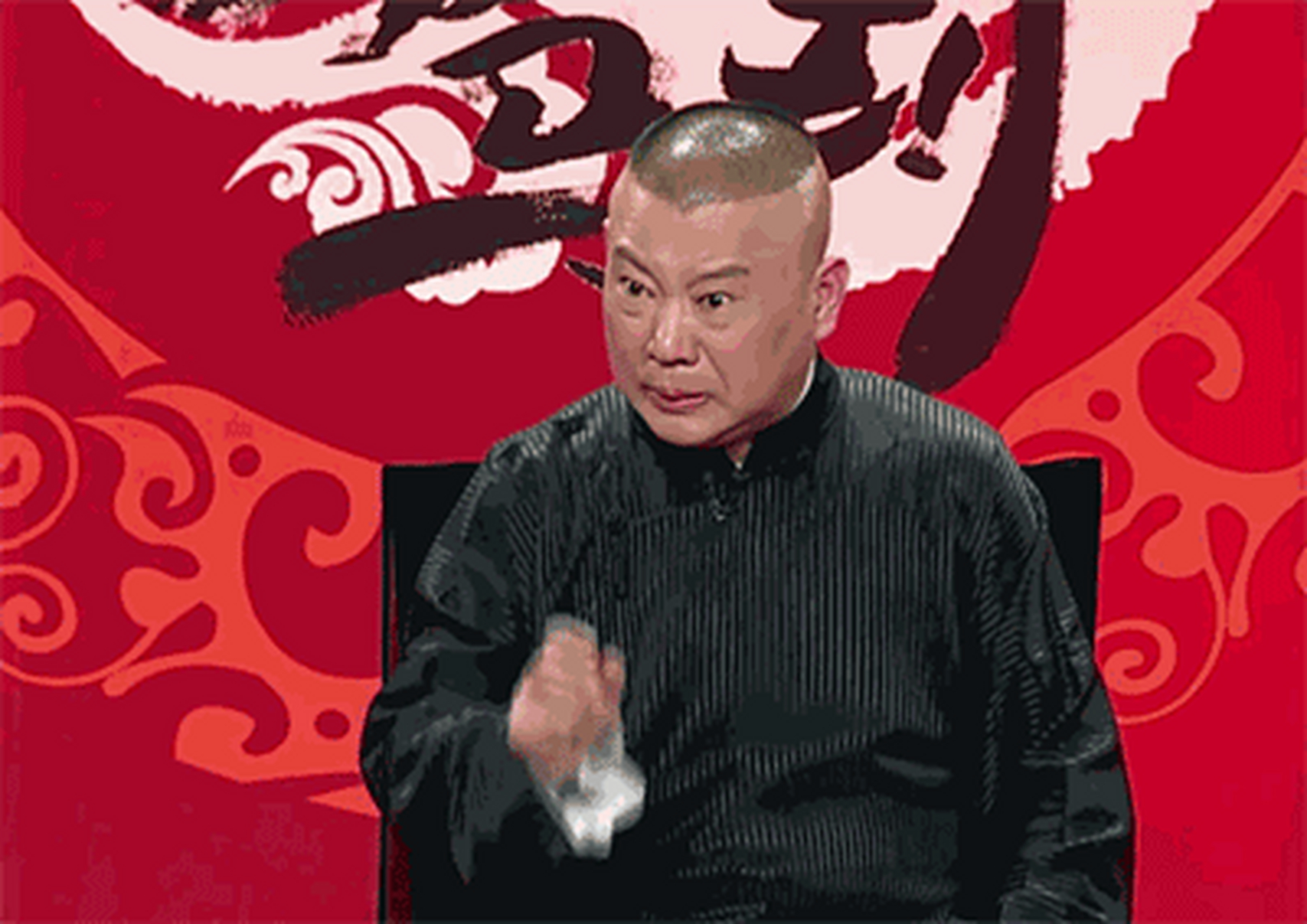 这句话其实是出自郭德纲的一个相声,形容一个人说话之前会先做一个