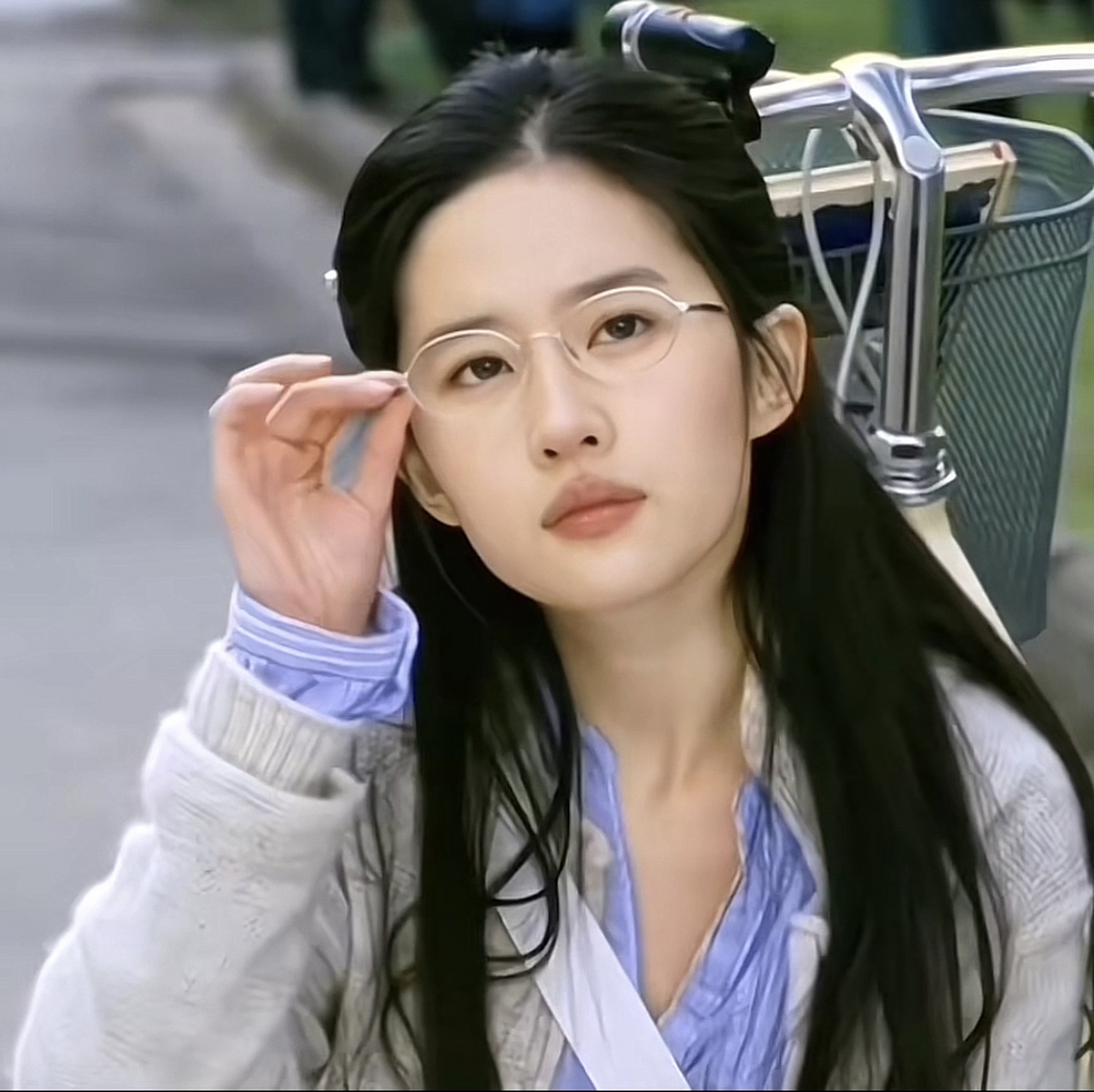 刘亦菲戴眼镜好看吗?#刘亦菲# #素颜# #神仙颜值