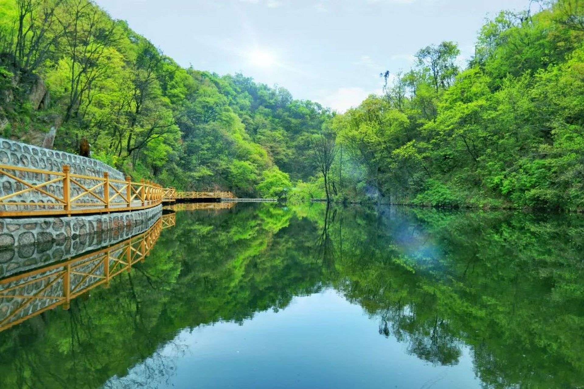 画眉谷位于鲁山县尧山镇四道河村,景区距郑尧高速出口尧山西站5公里.