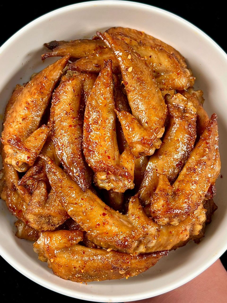 香香辣辣,鲜嫩的翅尖搭配孜然和辣椒粉吃起来好好吃,跟外面烧烤摊的