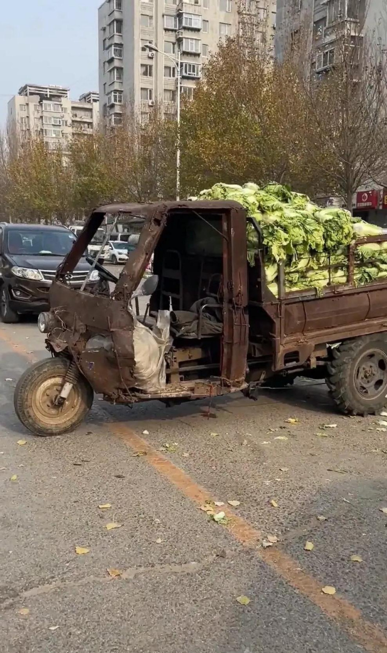 搞笑# 开破烂的车,挣最心安的钱,到哪里都可以随遇而安,呼呼入睡.