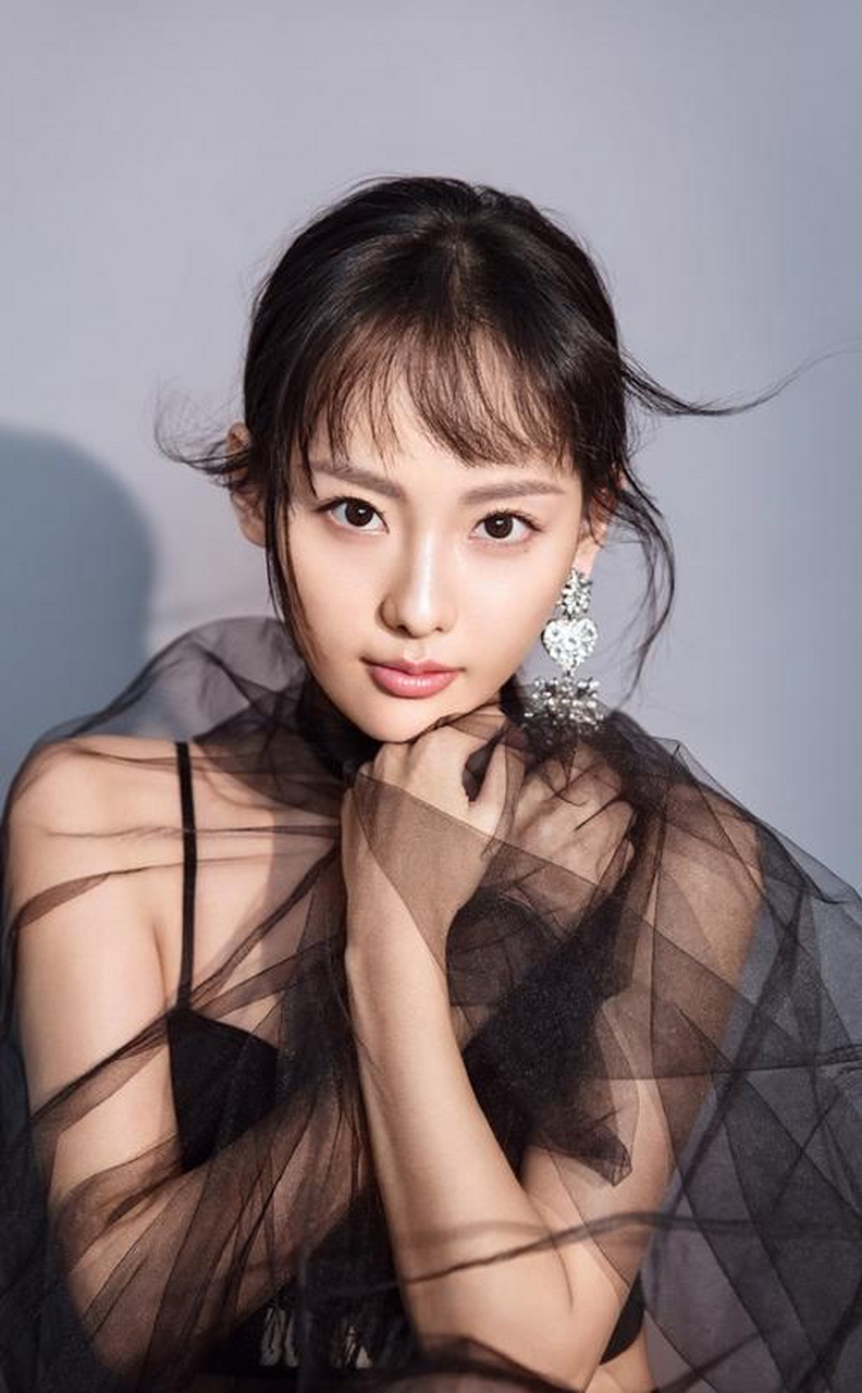 1,#张若昀唐艺昕甜蜜樱桃吻# 张若昀唐艺昕合体拍写真,夫妻高调上演"