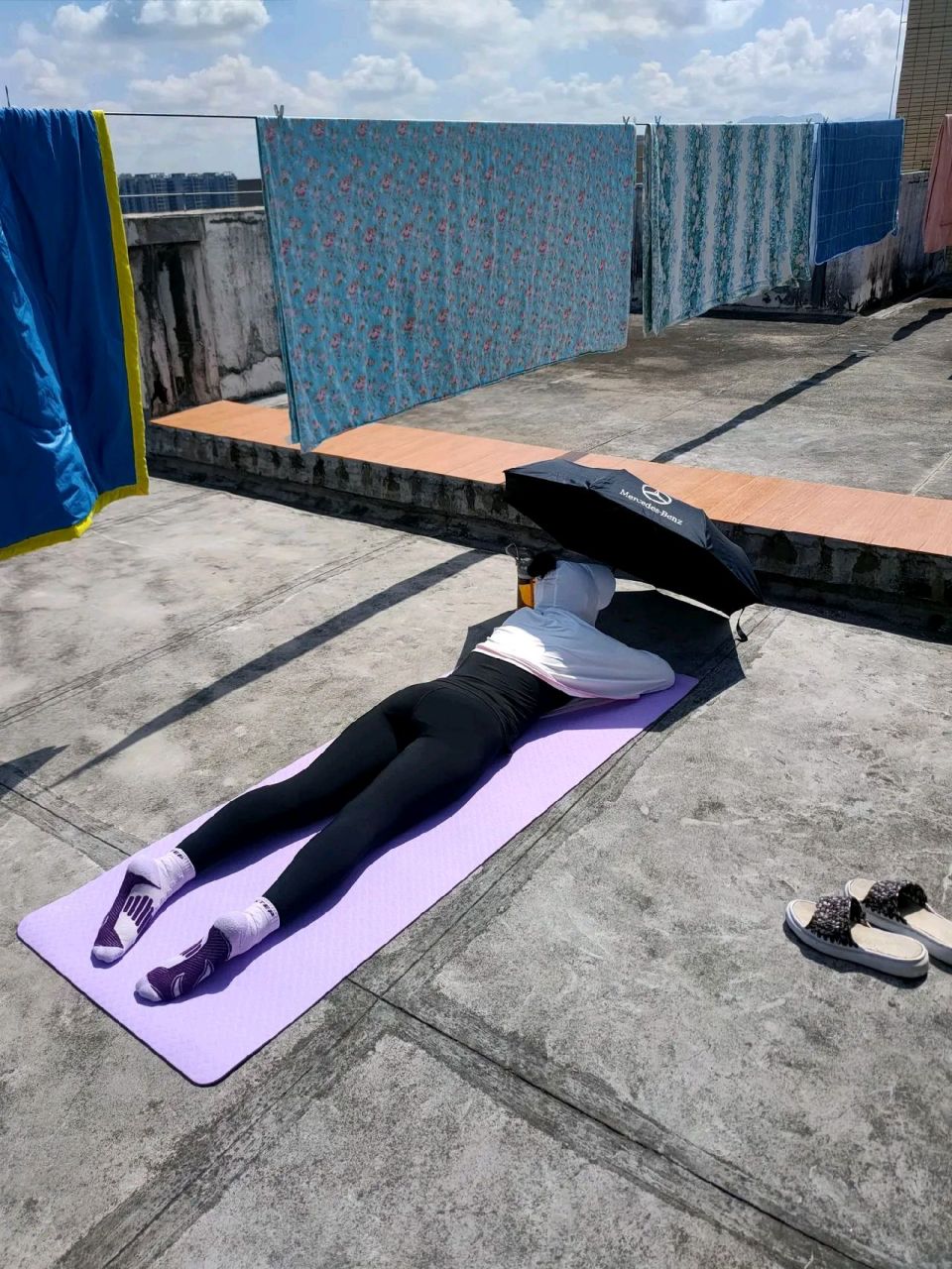 最近都挺流行晒背的,我也到顶楼去晒晒.