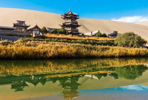 甘肃沙漠月牙湾,也是"敦煌八景"之一,现花费几十亿只为拯救他