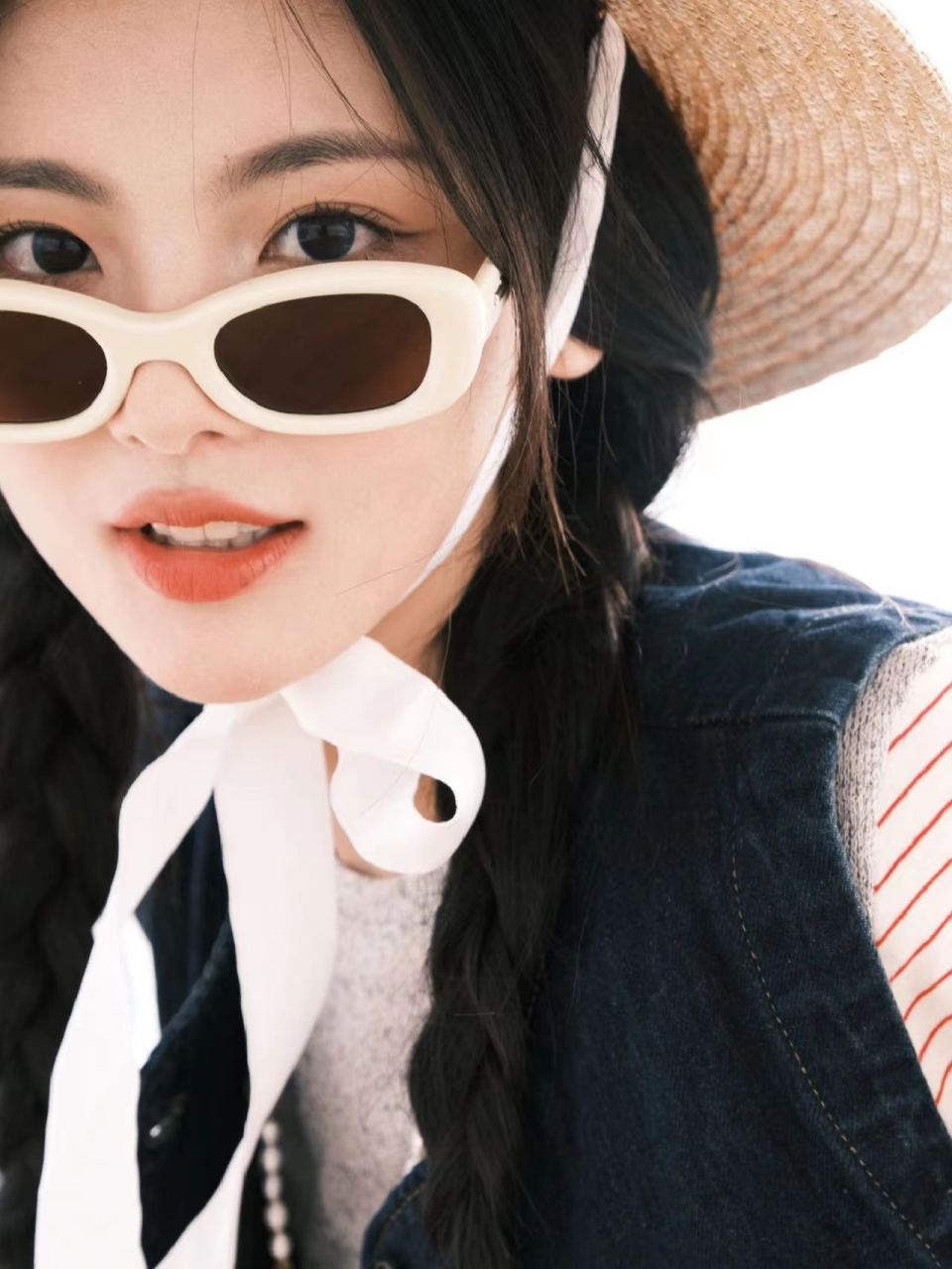 陈乔恩过生日,江一燕送了她一个价值五万的黑天鹅蛋糕   2.