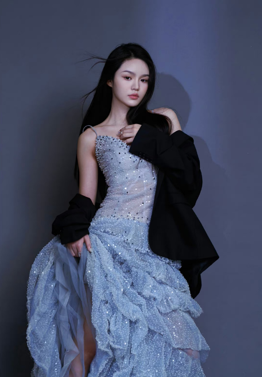 林柒予# 一袭蓝紫色吊带纱裙,清纯唯美的容颜,窈
