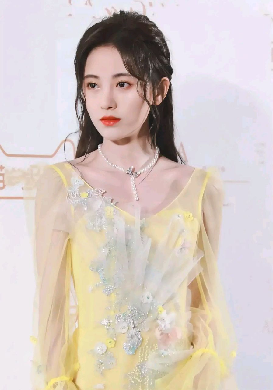 鞠婧祎出道前的照片,学生时代应该是很多男孩子喜欢的类型吧  以前是