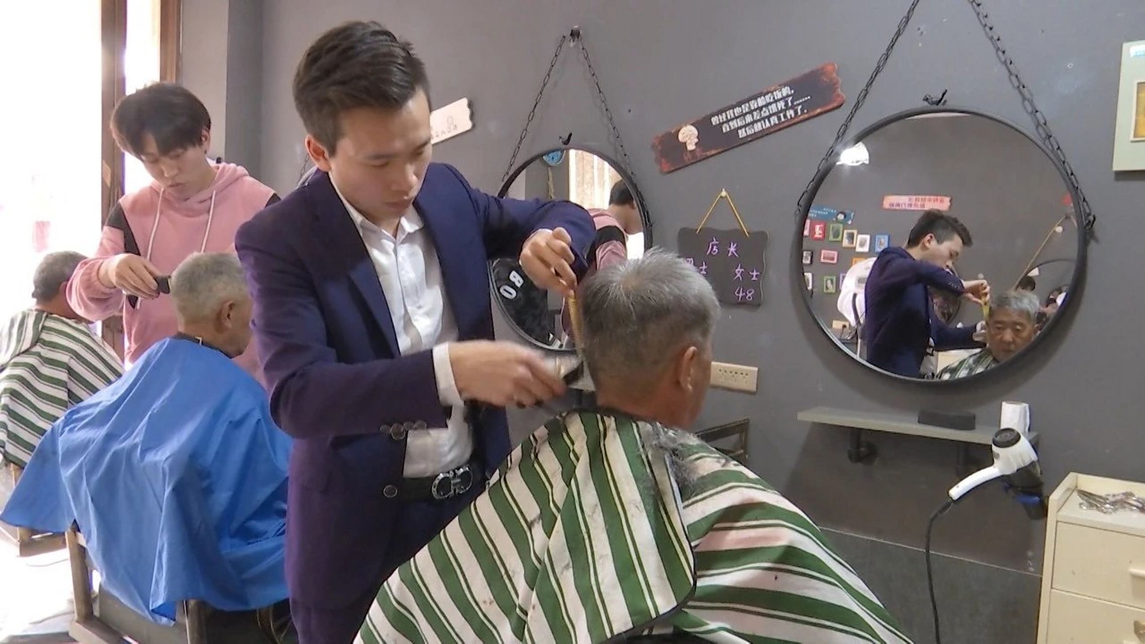 今年26岁的陆鹏程在翼城县县城经营一家理发店,从开业至今,无论生意