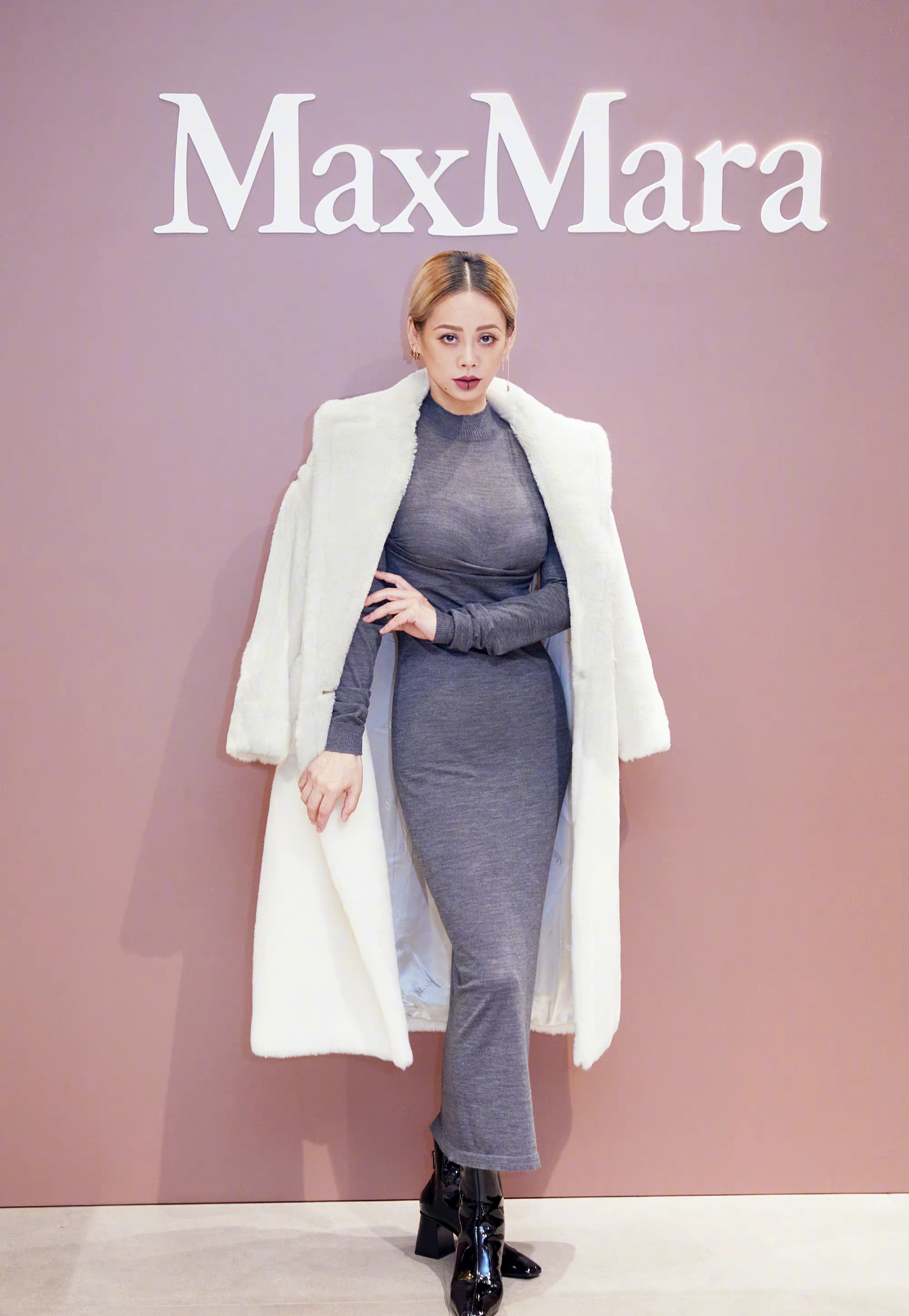 50岁宁静不认老,条纹西装配皮裤酷帅有型,脚踩恨天高腿长一米七