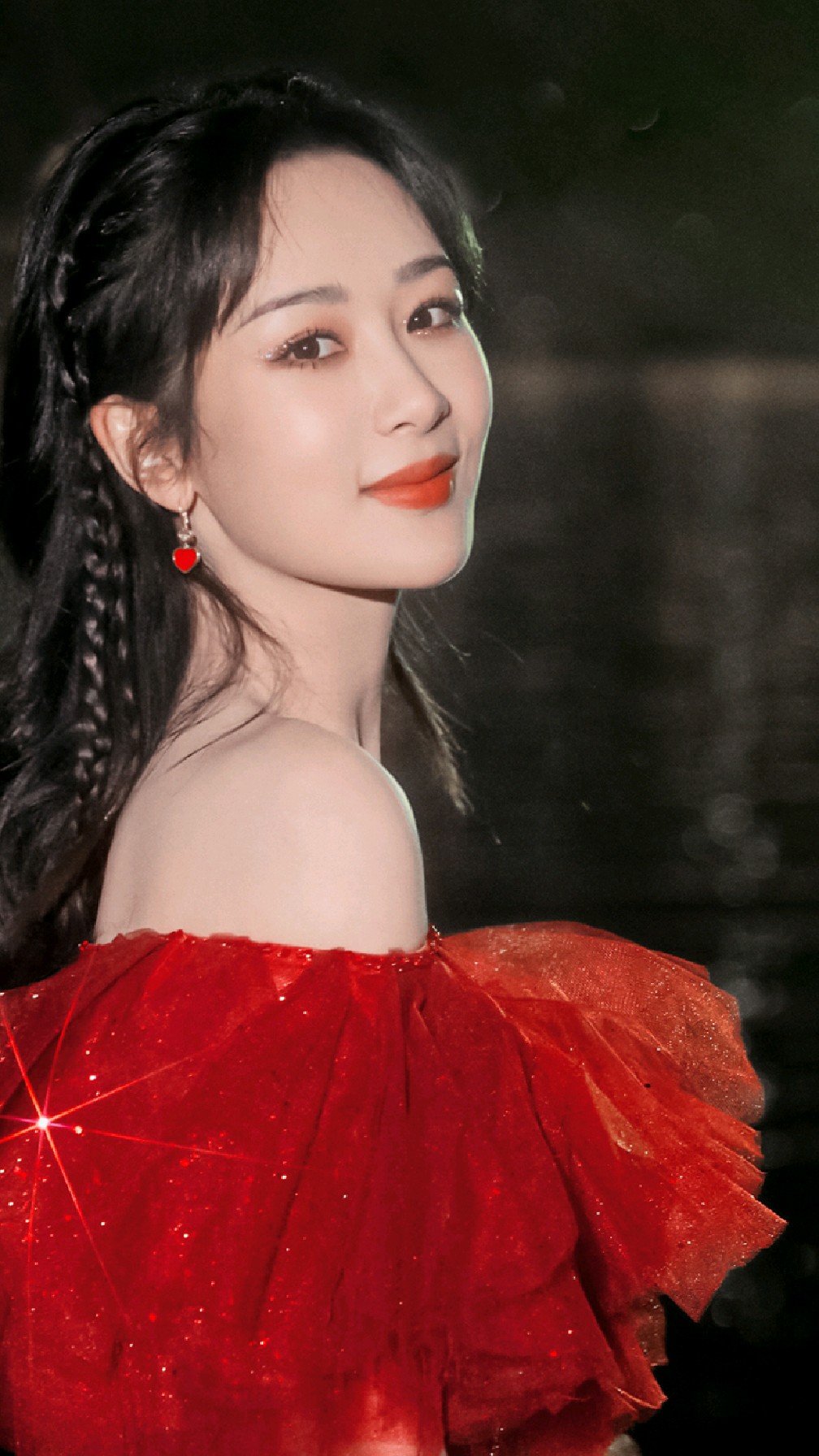 喜气洋洋的杨紫!大红纱裙好有节日氛围感,是优雅的公主啊-度小视