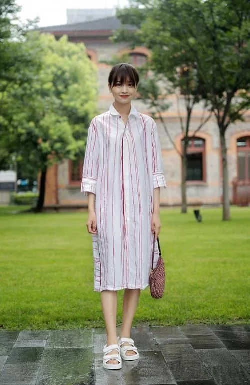 美女街拍,美女身材高瘦,穿有收腰设计的裙子,超有范儿