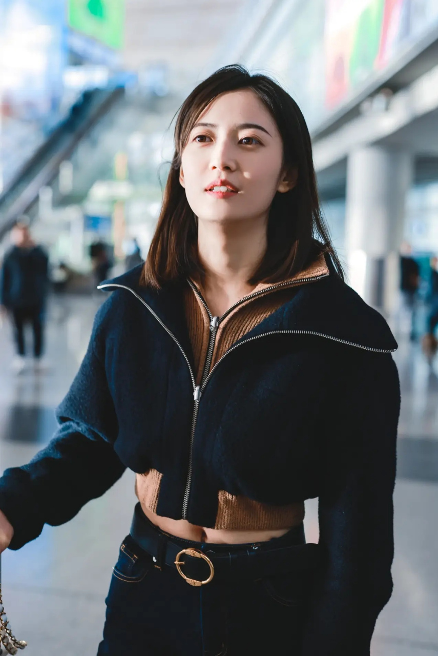 美女陈钰琪,机场快闪,笑靥如花,小蛮腰真吸睛.