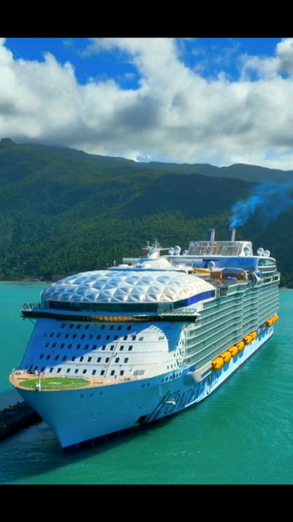 世界最大的豪华游轮在加纳的巴拉迪巡游