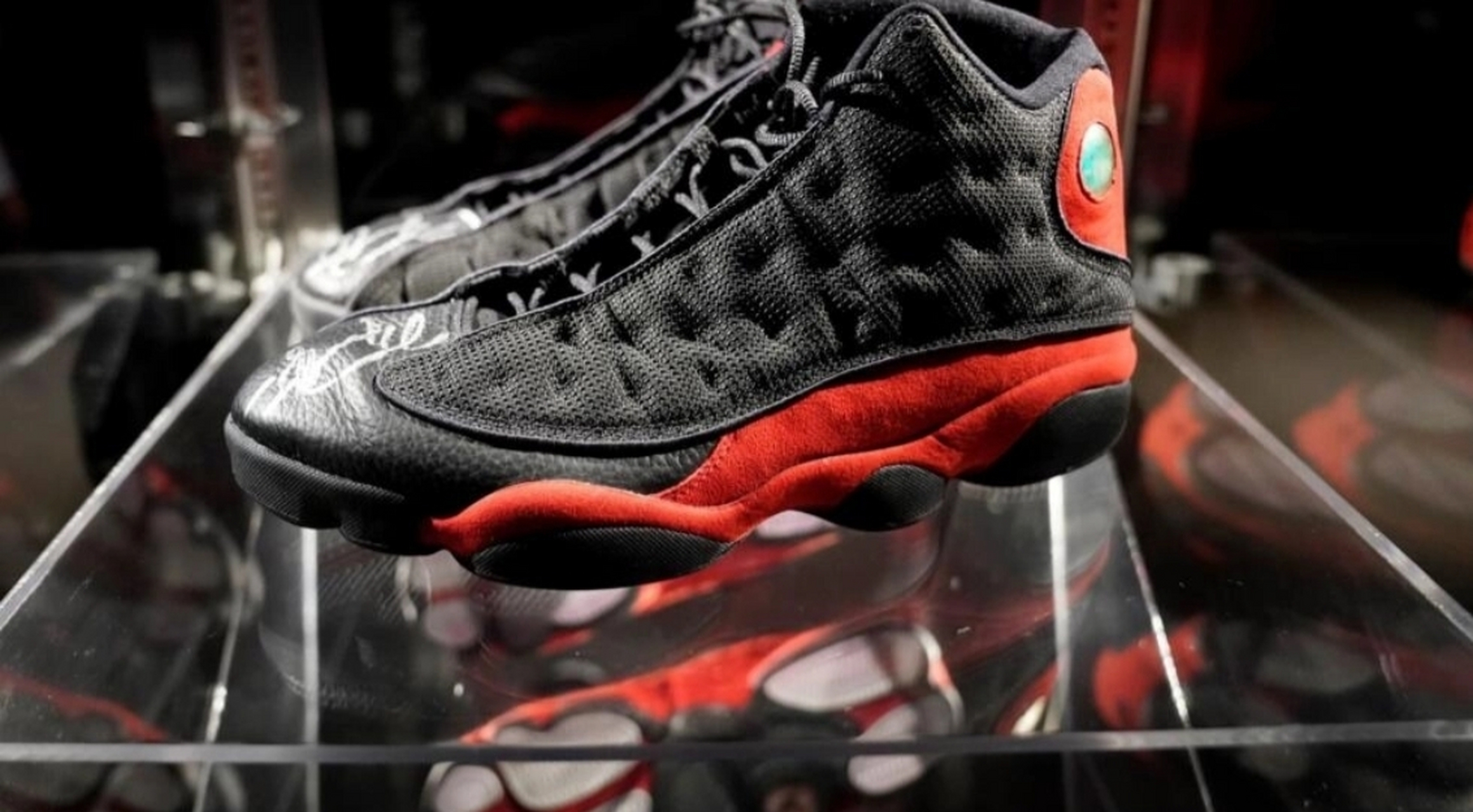 乔丹球鞋拍出220万美元的拍卖纪录  本周二,苏富比拍卖行宣布,nba巨星