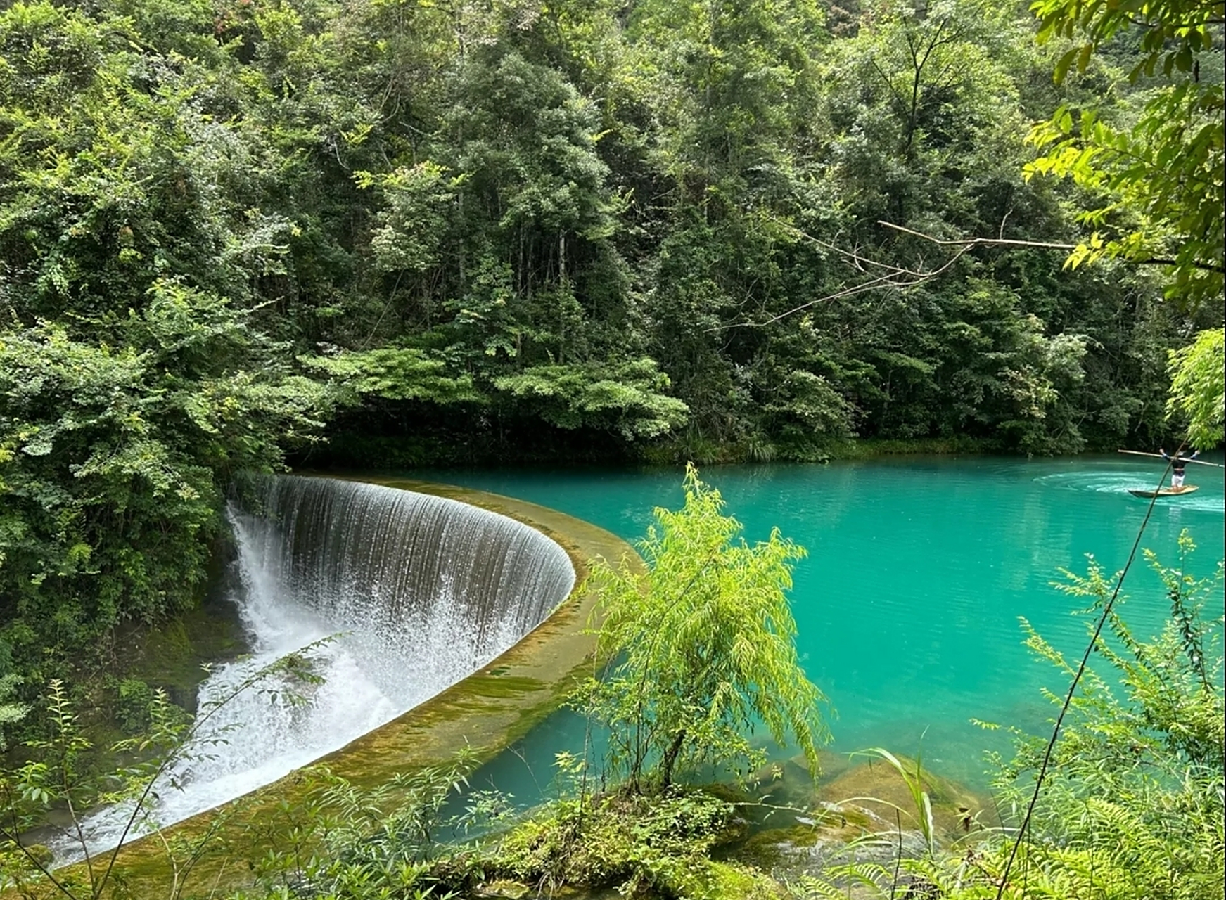 荔波小七孔是一个著名的旅游景点,以其独特的地貌和美丽的风景而闻名.