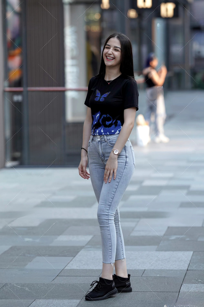 小姐姐五官立体,应该是新疆人吧?