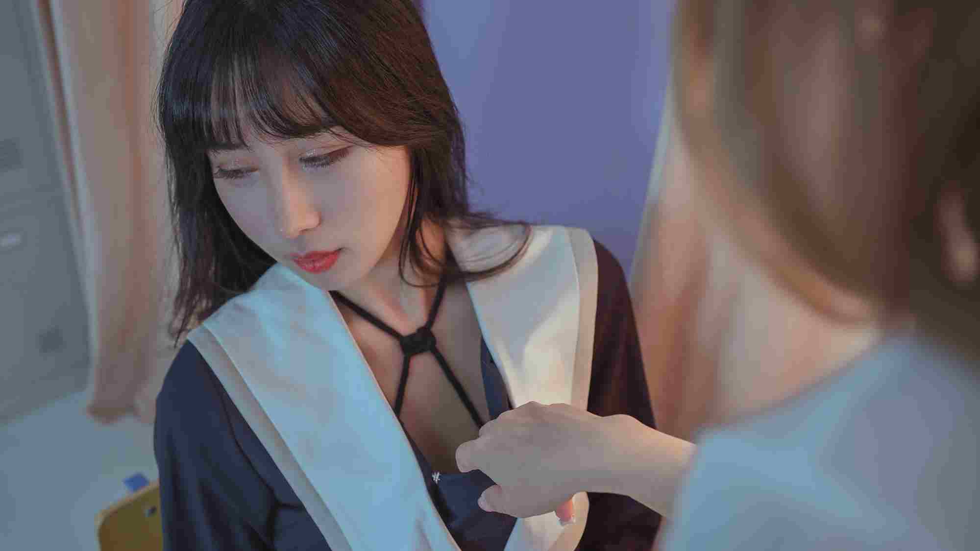 云溪溪cos图集分享，双人教室里面的学生与老师