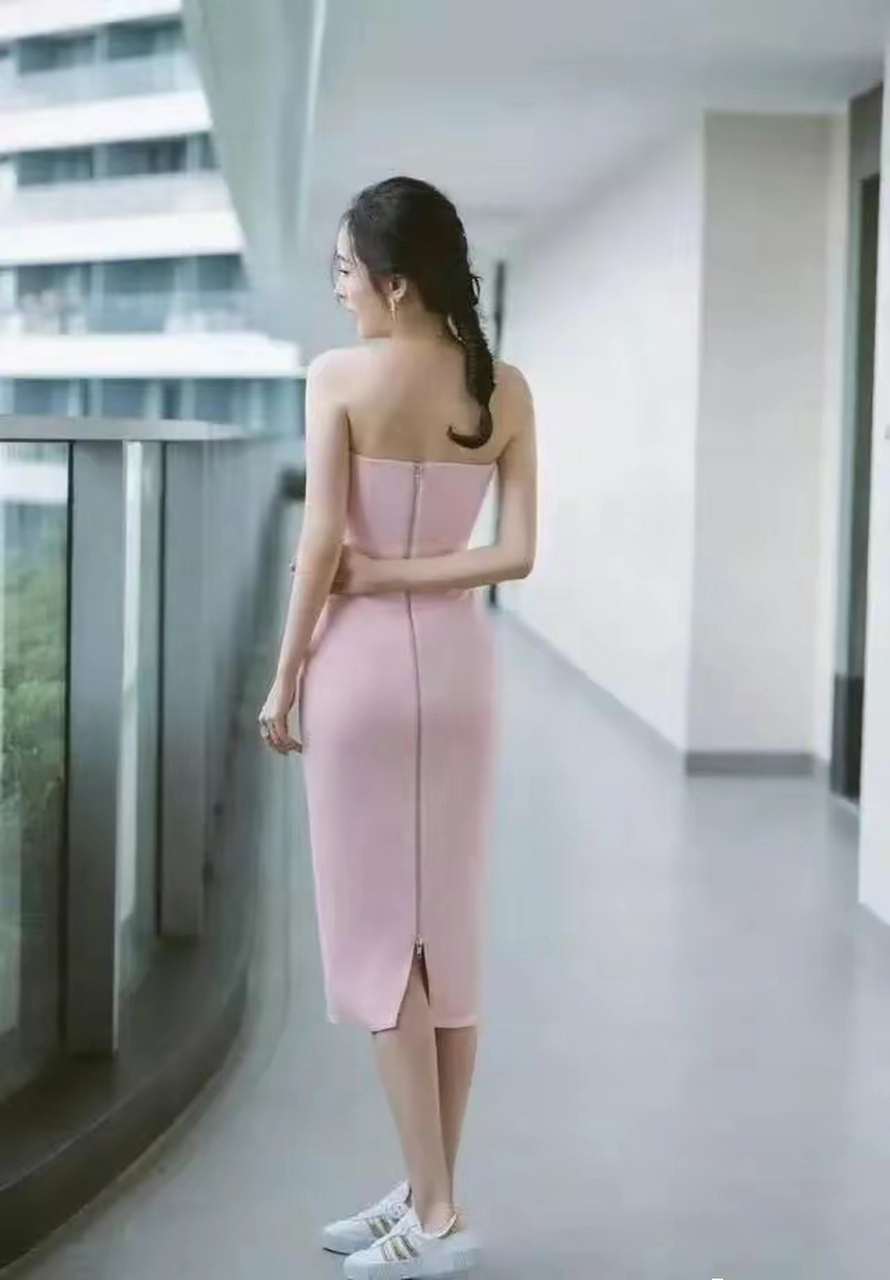 杨幂真敢穿,身裹"浴巾"大秀s好身材,诱惑堪比狐狸精