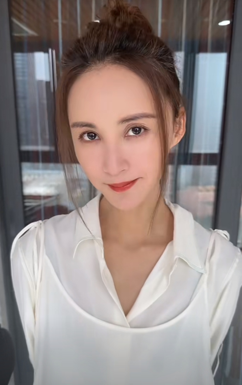 42岁张歆艺瘦过头,近照锥子脸不敢认,现在她的长相既像金晨,又像王子