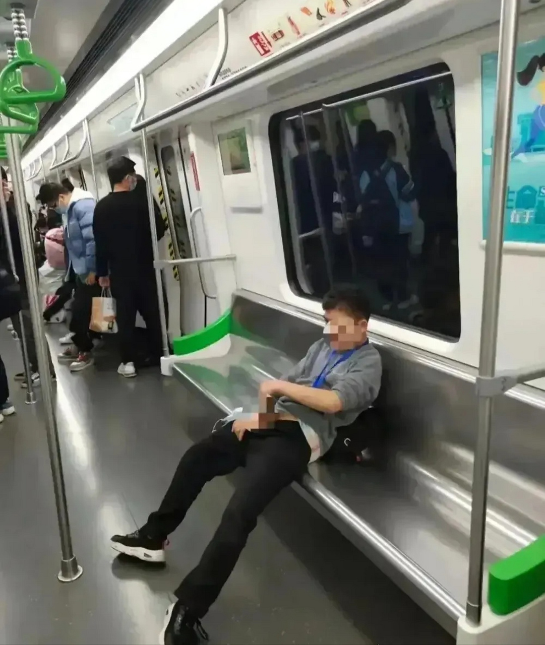 地铁惊现变态男当众"打飞机"!