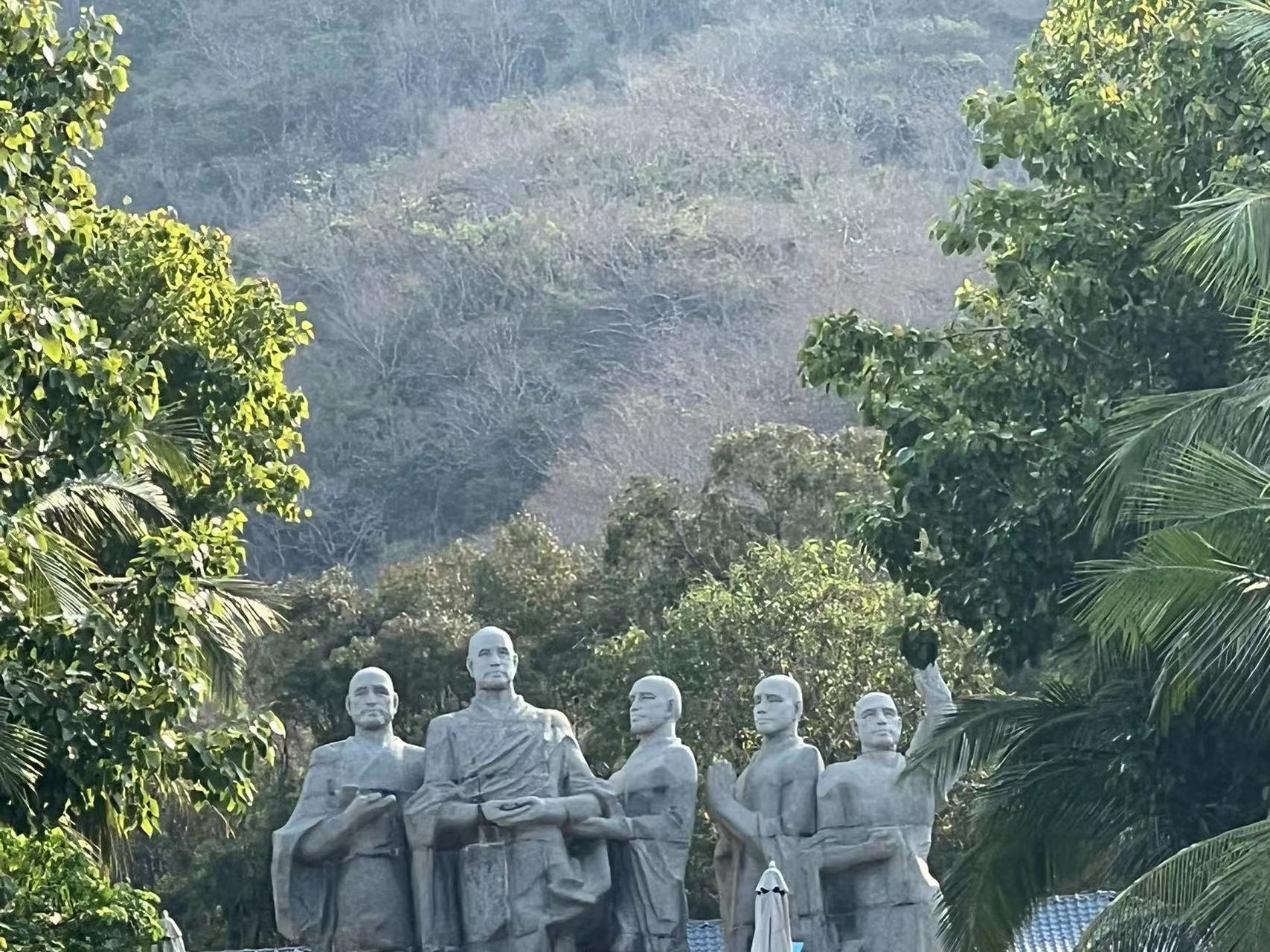 海南三亚大小洞天鉴真东渡雕像