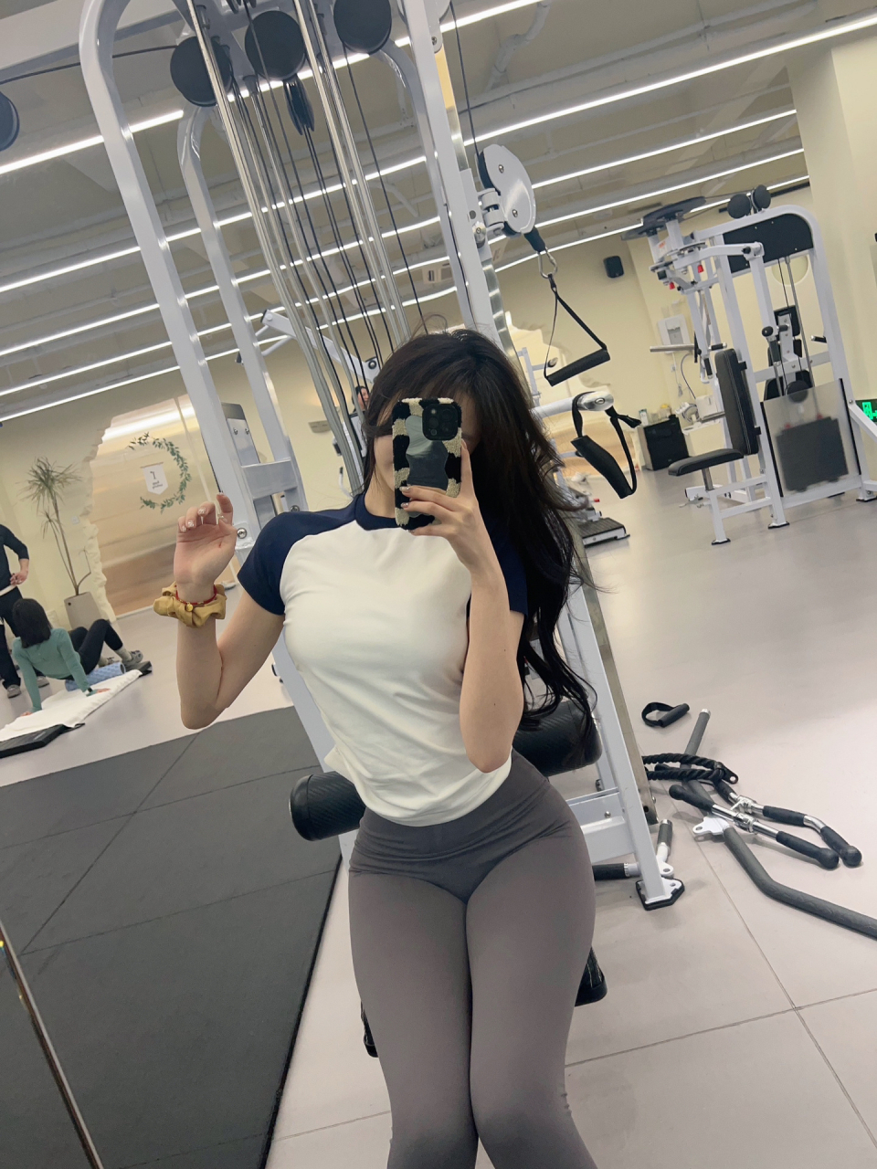 时时健身房健身,偶尔秀秀这魔鬼般的身材,还可以玩下自拍,生活自在