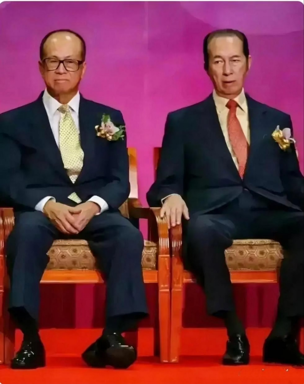 何鸿燊和李嘉诚的一张合照,李首富的脚脚挺可爱啊