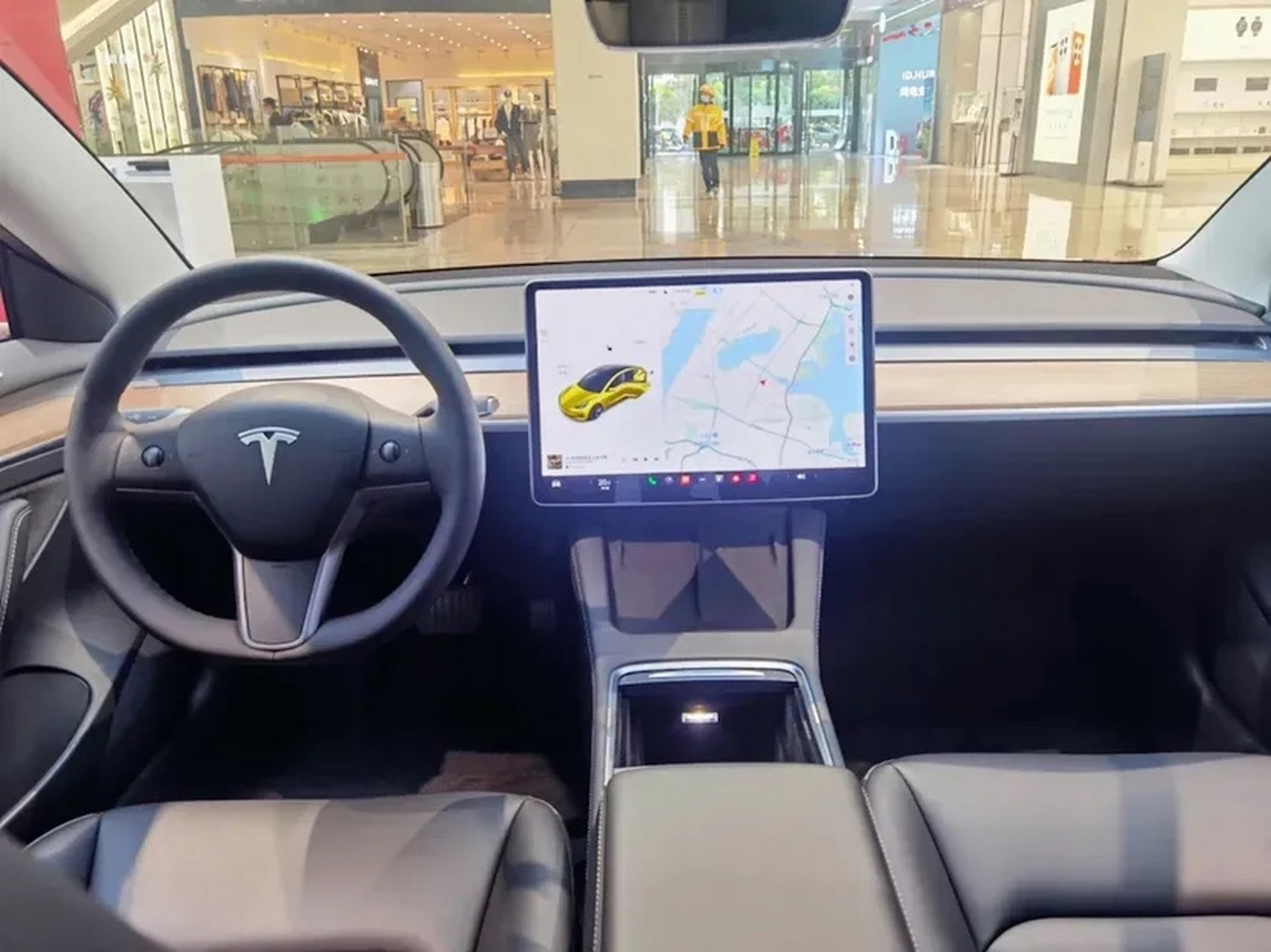 网友"终于理解为什么特斯拉回踩错刹车电门了!