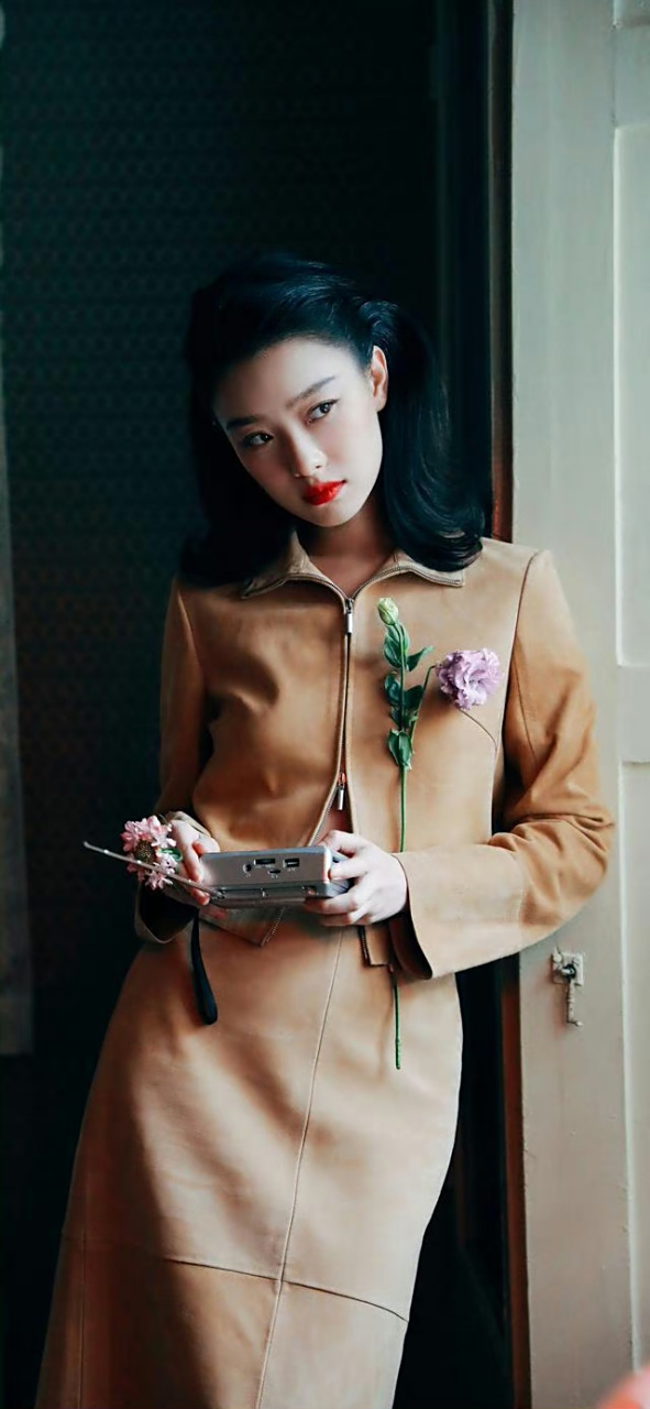 倪妮# 卷发红唇复古风大片,香肩玉背,高贵优雅,风姿绰约,气质脱俗