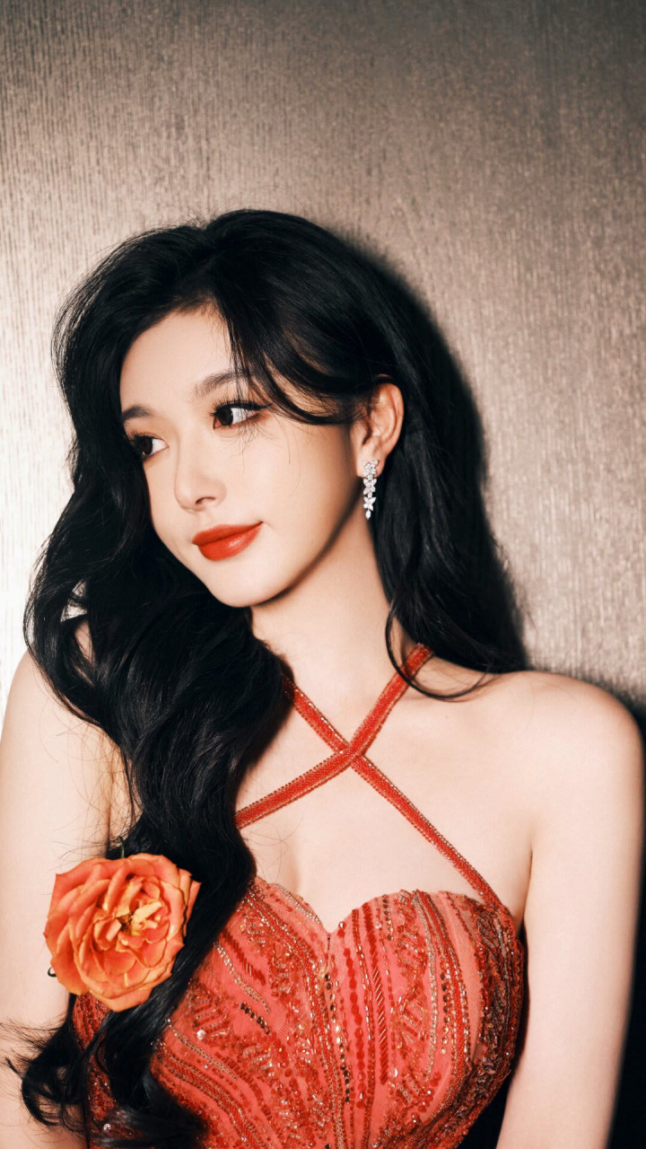 孔雪儿除了甜美的长相之外,在舞台上的演绎是很性感可爱的,可以说孔