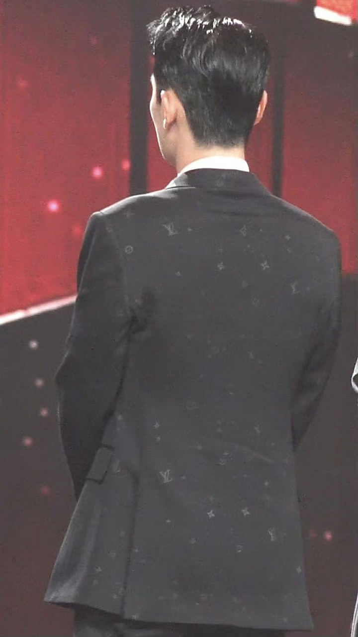 朱一龙# 这颜值,这背影,帅的没得说!